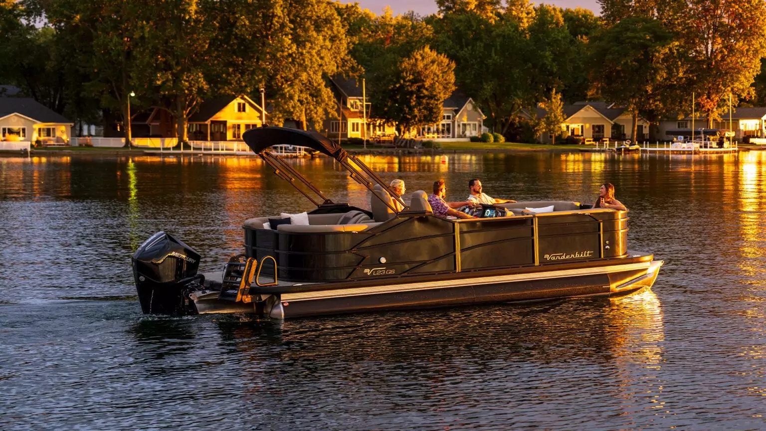 L25 QS  /  L Class Quad Seating featuring four corner seating for entertaining and cruising